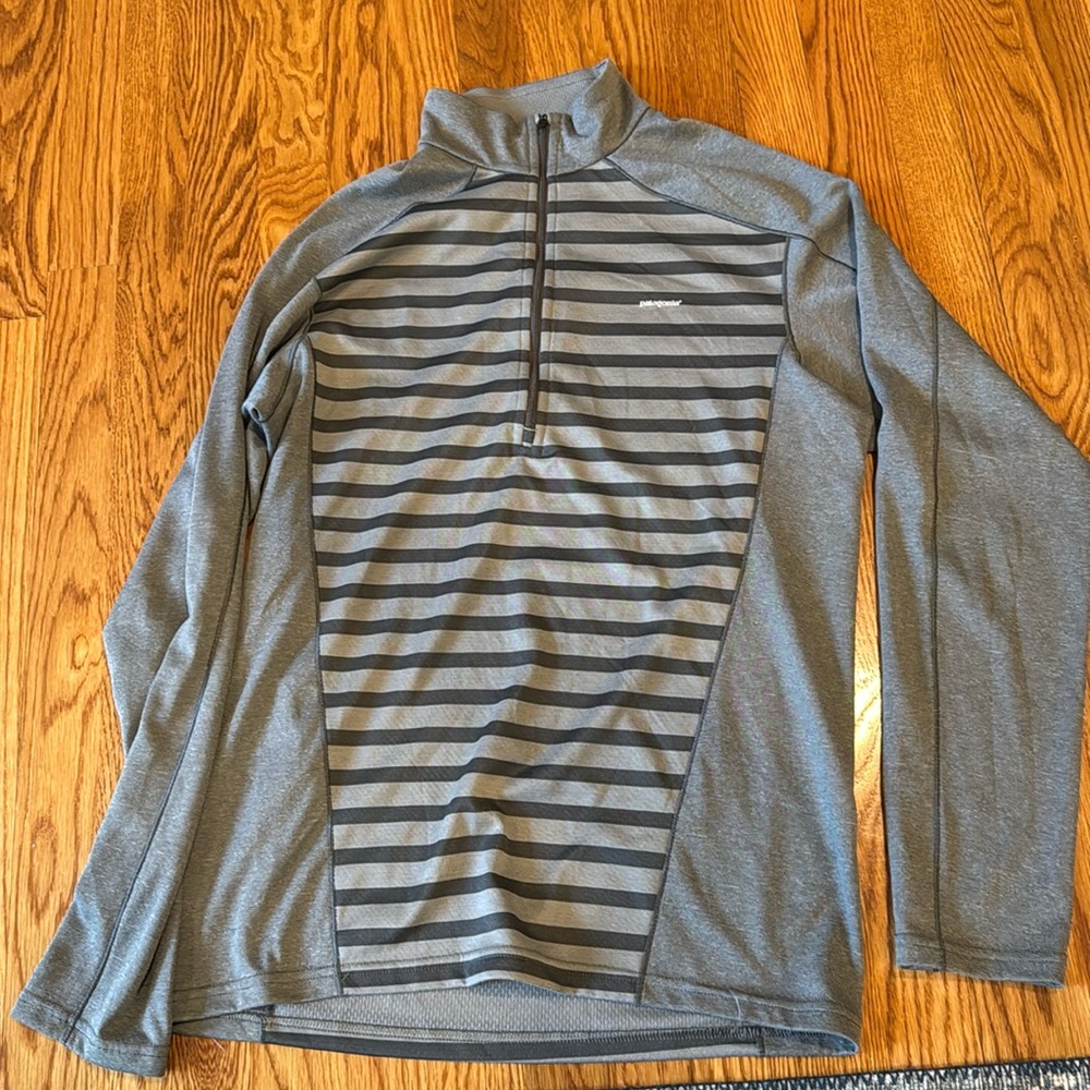 Patagonia Men’s Capilene midweight zip base layer in size medium